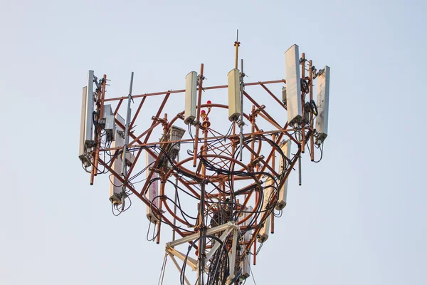 Tour de télécommunication avec beau fond de ciel — Photo