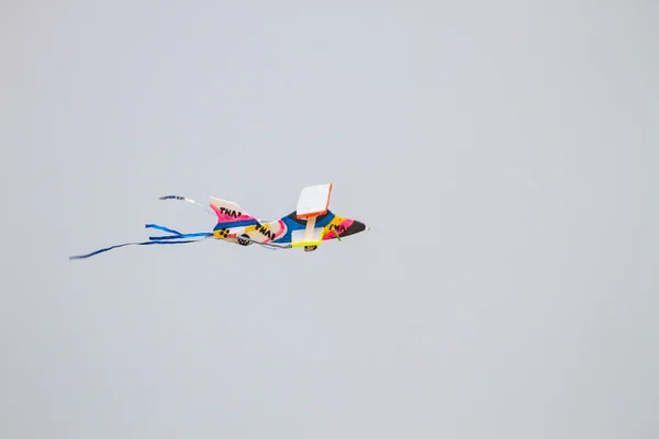 Schaumstoffflugzeug am Strand — Stockfoto