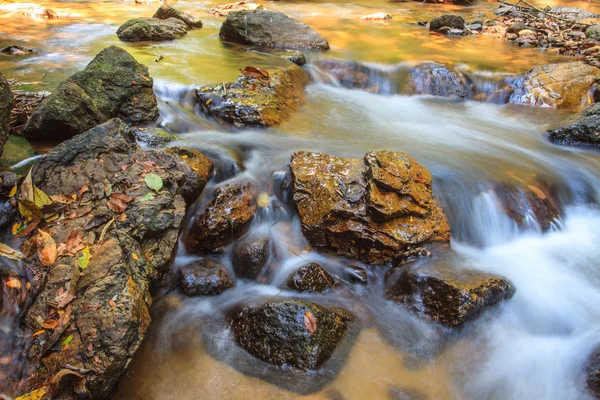 Cascada y rocas cubiertas de musgo —  Fotos de Stock