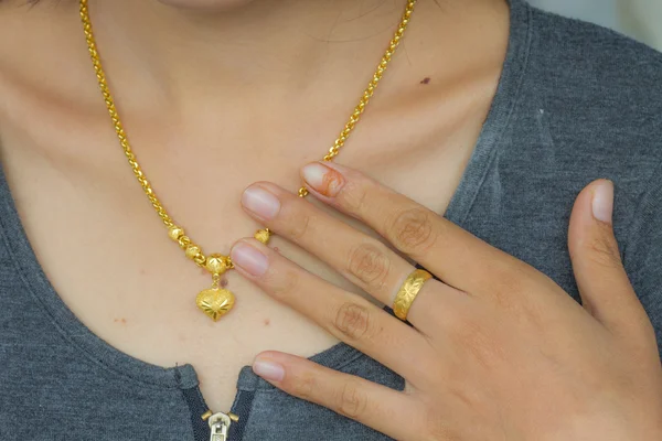 Mujer joven con collar de oro Imágenes de stock libres de derechos