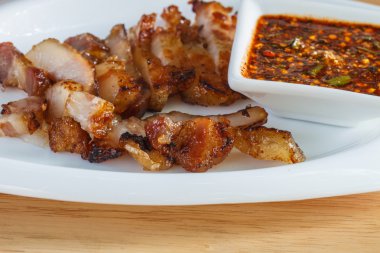 Boyun domuz eti ve baharatlı sos ızgara