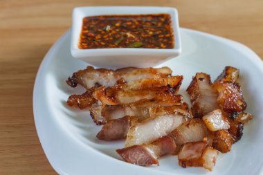 Boyun domuz eti ve baharatlı sos ızgara