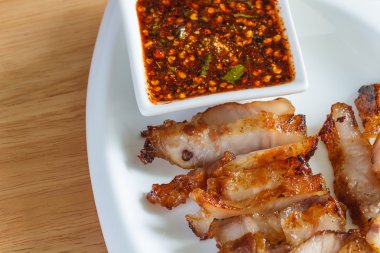 Boyun domuz eti ve baharatlı sos ızgara