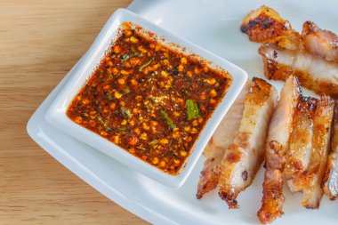 Boyun domuz eti ve baharatlı sos ızgara