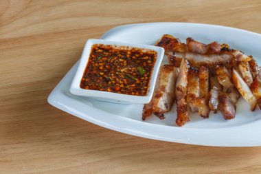 Boyun domuz eti ve baharatlı sos ızgara