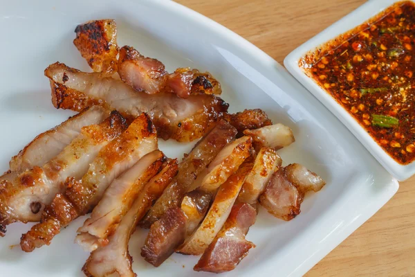 Grill varkensvlees van de nek en pikante saus — Stockfoto
