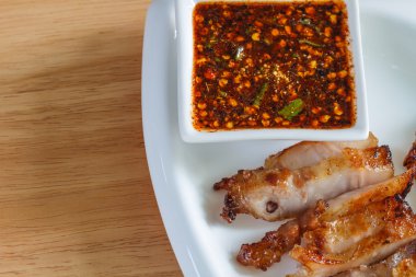 Boyun domuz eti ve baharatlı sos ızgara