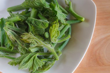 yemek pişirmek için kabak yaprak