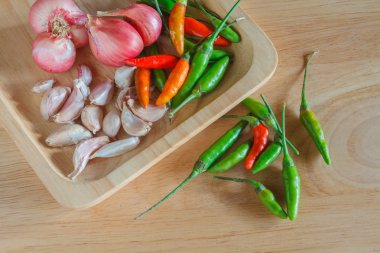 Soğan Sarımsak ve biber ahşap üzerine