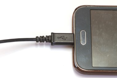 Beyaz üzerinde şarj smartphone