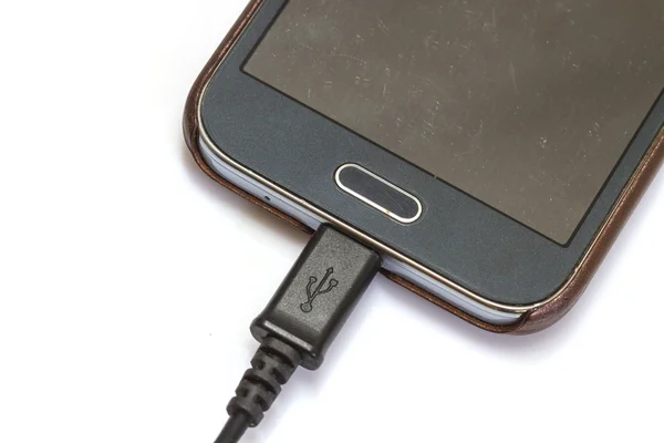 Smartphone opladen op wit — Stockfoto