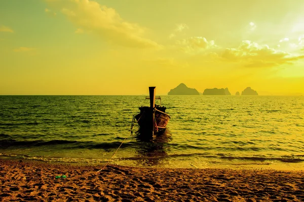 Longtail båt på sunrise — Stockfoto