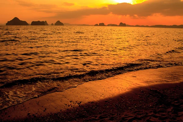 Sunset at seaside beach in Krabi,Thailand. — Stock Photo, Image