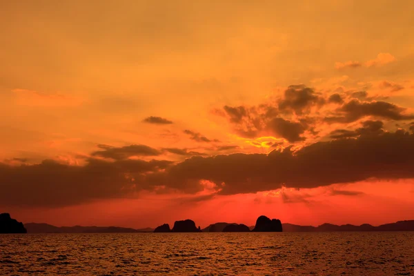 ดวงอาทิตย์ตกที่ชายหาดริมทะเลในกระบี่ ประเทศไทย . — ภาพถ่ายสต็อก