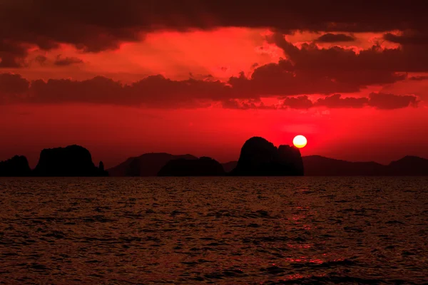 Sunset at seaside beach in Krabi,Thailand. — Stock Photo, Image