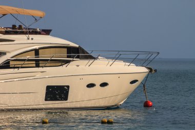 sürat teknesi sahilde