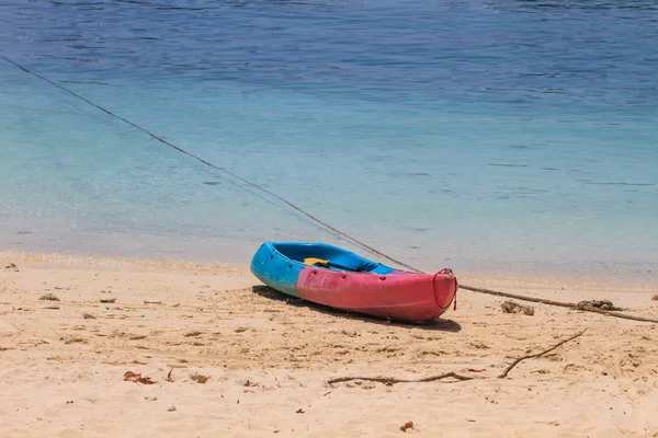 Barco de caiaque na praia — Fotografia de Stock