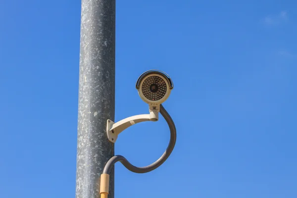 Gesloten televisiecircuit op hemelachtergrond — Stockfoto