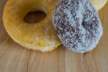 Ahşap arka planda çörekler