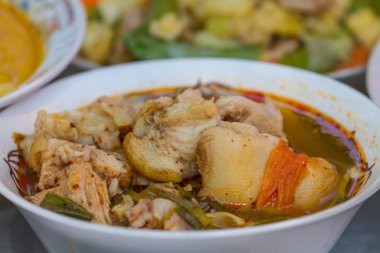 Sıcak ve baharatlı çorba domuz kıkırdak