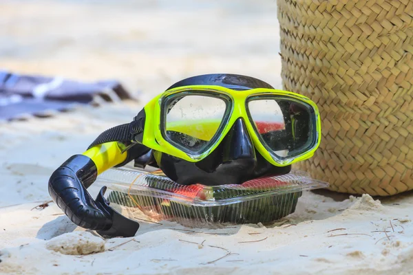 Snorkel e máscara de mergulho na praia — Fotografia de Stock