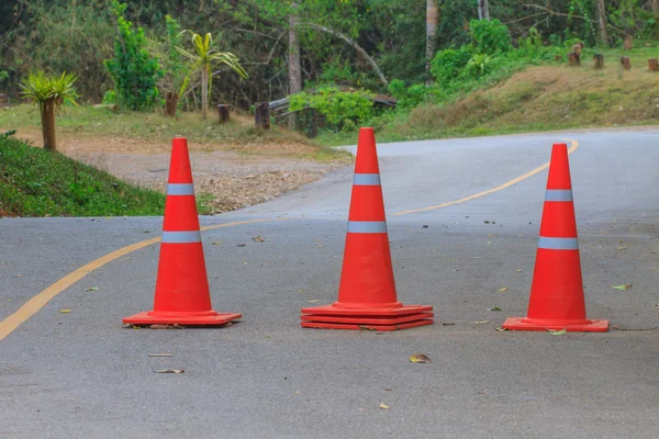 Cone de aviso de tráfego na estrada — Fotografia de Stock