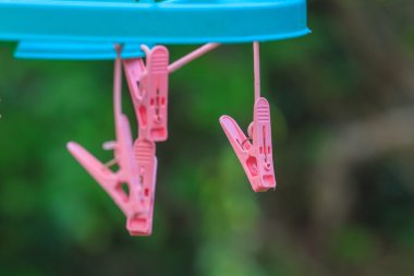 bir çamaşır satırındaki clothespins dönüştürün