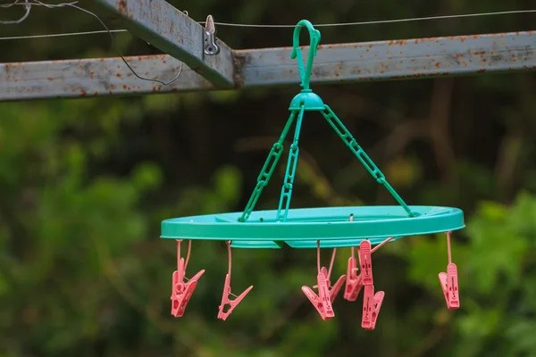 Pinces à linge sur une ligne de lavage — Photo