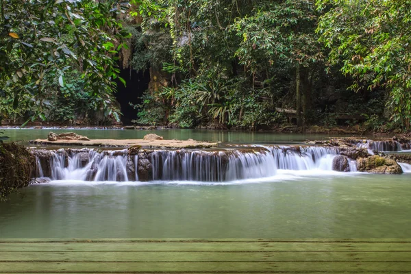 Tropikal ormanda şelale — Stok fotoğraf