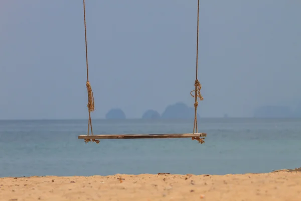 Balanço no belo mar tropical no verão — Fotografia de Stock