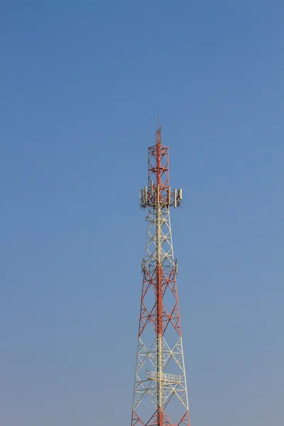 Телекоммуникационная башня на голубом небе — стоковое фото