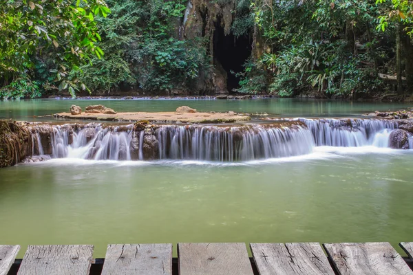 Cascade dans la forêt tropicale — Photo