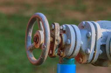 Su vanası ve çelik boru