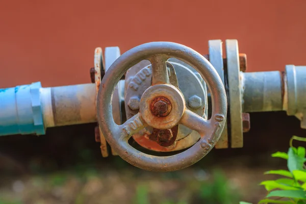 Robinet d'eau et tuyau d'acier — Photo