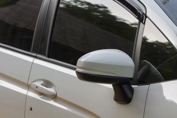 Wing mirror on a white car — Stock Photo, Image