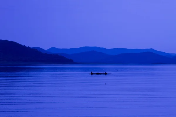 Fischer mit Netz am See — Stockfoto