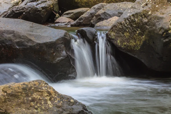 Vattenfall och stenar täckt av mossa — Stockfoto