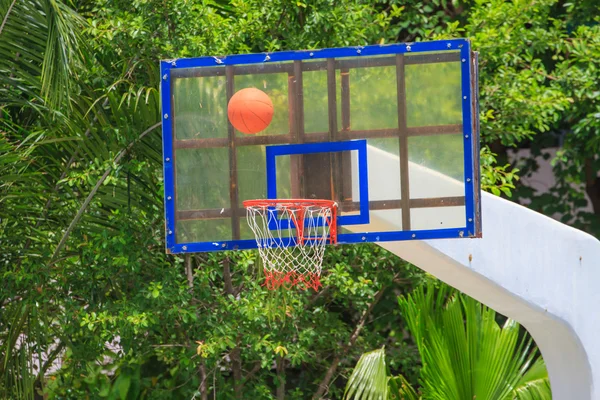 Bola de basquete dirigindo o aro — Fotografia de Stock