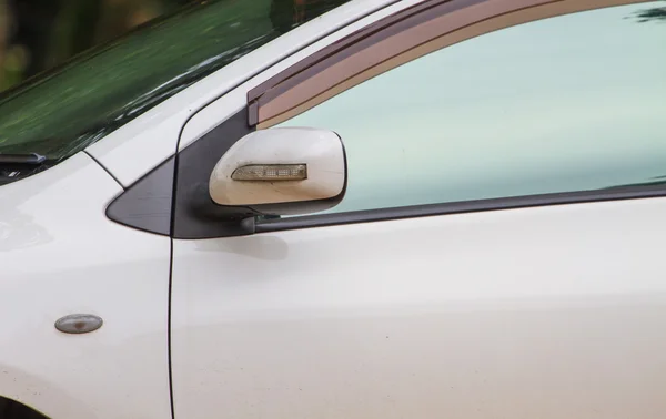 Vleugel spiegel op een witte auto — Stockfoto