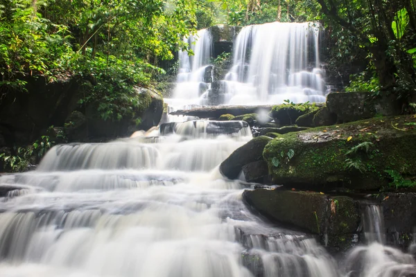 Cachoeira e rochas cobertas de musgo — Fotografia de Stock