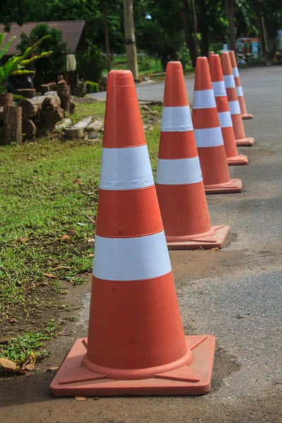 Cono de advertencia de tráfico en la zona de aparcamiento — Foto de Stock