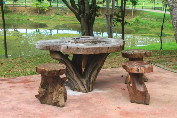 Table et chaises en bois dans le jardin — Photo