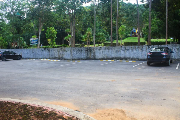 PKW-Parkplatz mit weißer Markierung — Stockfoto