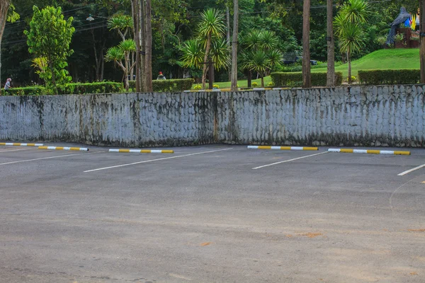 Estacionamento de carro com marca branca — Fotografia de Stock