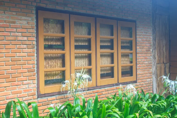 Fenster an einer roten Ziegelwand — Stockfoto