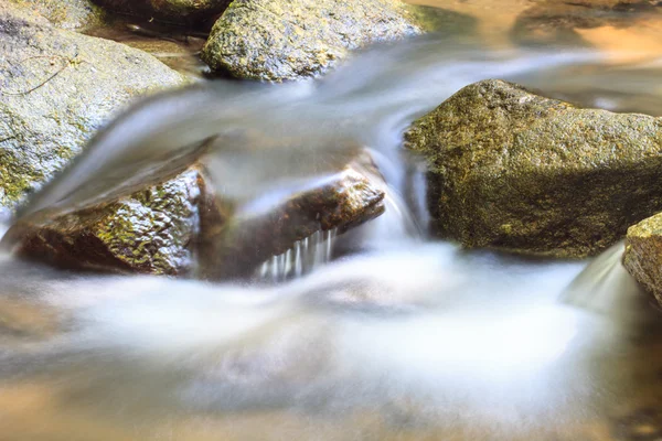 Cachoeira e rochas cobertas de musgo — Fotografia de Stock