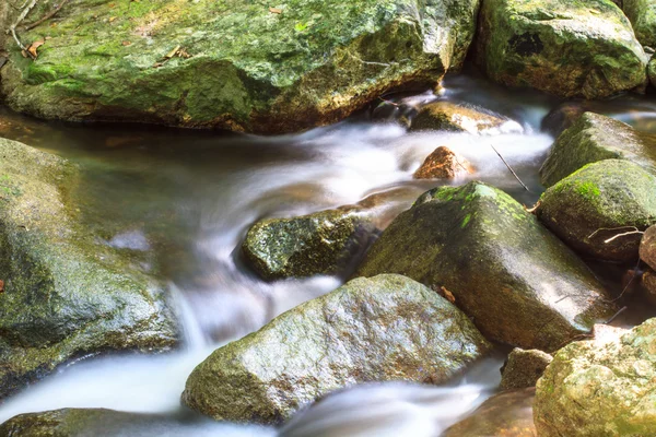 Cachoeira e rochas cobertas de musgo — Fotografia de Stock