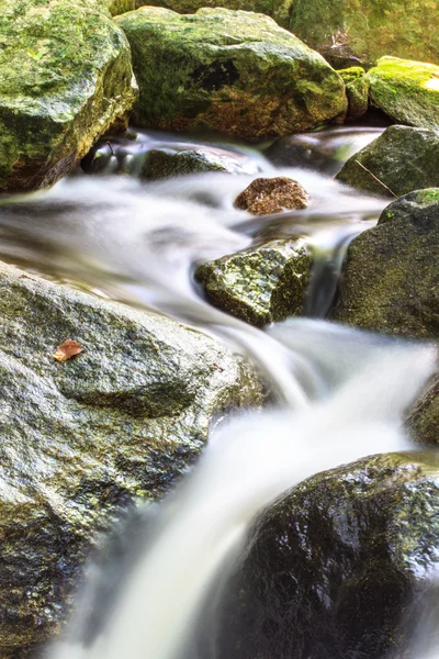 Cachoeira e rochas cobertas de musgo — Fotografia de Stock