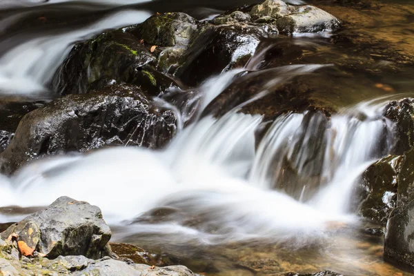 Cachoeira e rochas cobertas de musgo — Fotografia de Stock
