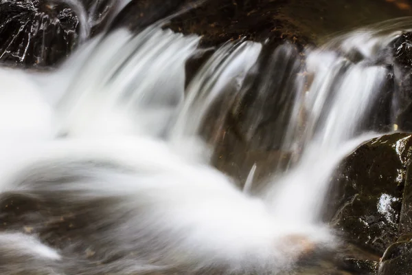 Cascada y rocas cubiertas de musgo —  Fotos de Stock